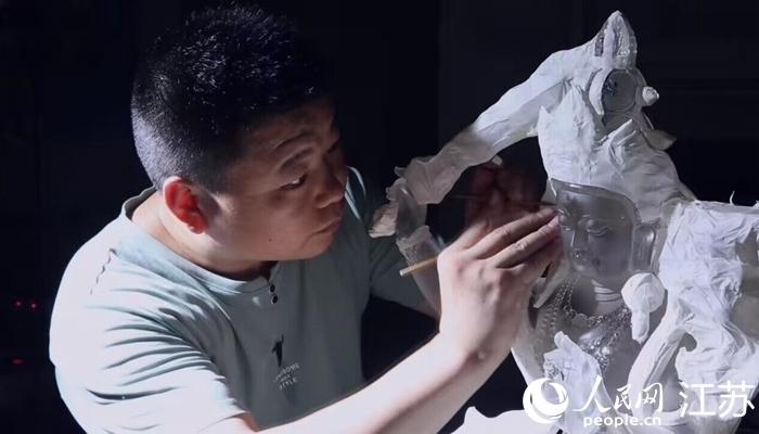 正在精雕細(xì)琢的東海水晶。 人民網(wǎng) 范堯攝