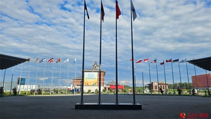 中白工業(yè)園內(nèi)，多國國旗飄揚。園區(qū)已有來自16個國家和地區(qū)的企業(yè)入駐。人民網(wǎng)記者 朱虹攝