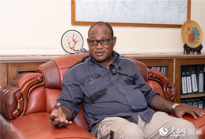 2023年9月13日，所羅門群島副總理兼基礎設施和發(fā)展部長梅納西·梅蘭加在首都霍尼亞拉接受人民網(wǎng)記者專訪。人民網(wǎng) 賀吉攝