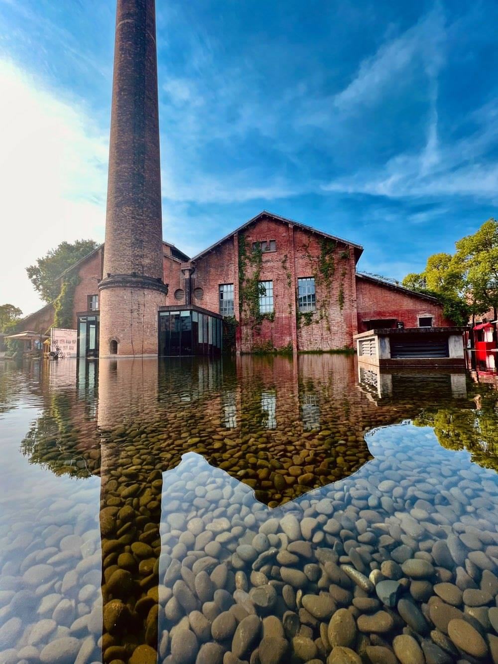 ↑景德鎮(zhèn)陶溪川文創(chuàng)街區(qū)一景（2023年5月15日攝）。