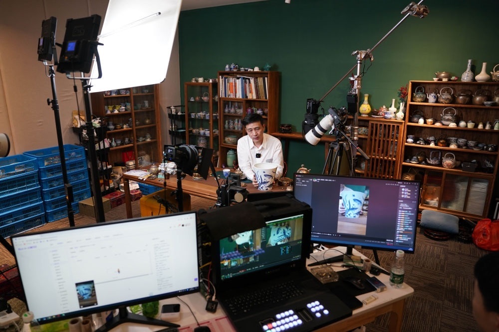 ↑在景德鎮(zhèn)，工作人員通過網(wǎng)絡(luò)直播推介陶瓷產(chǎn)品（2023年2月22日攝）。