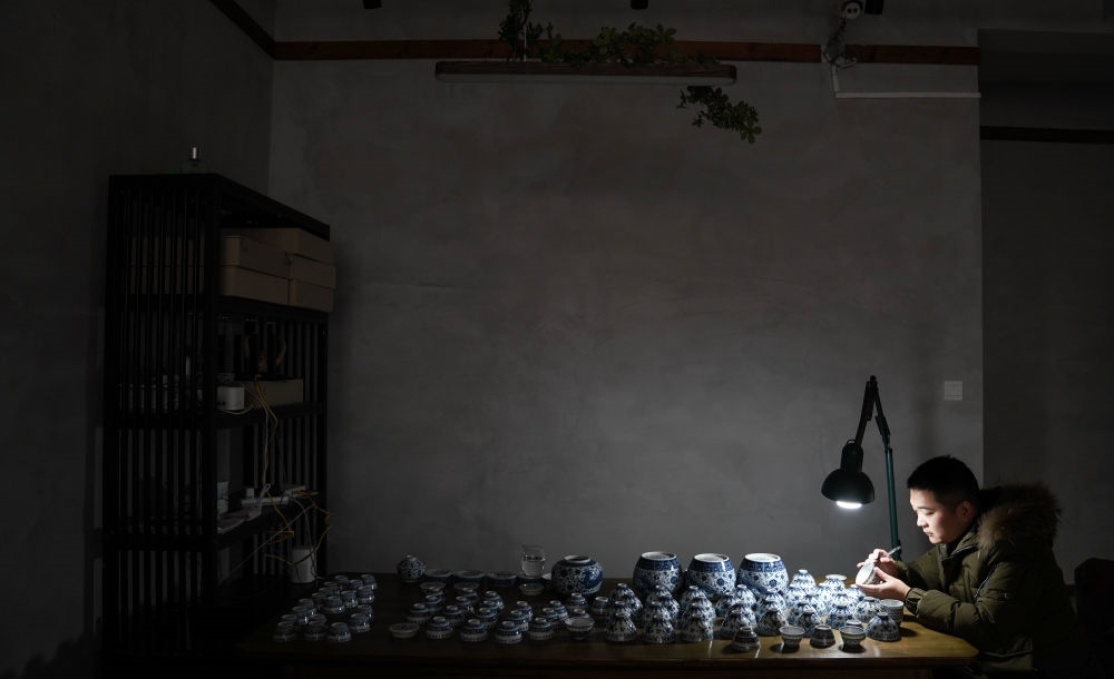 ↑ 2020年12月23日，手工陶瓷制作者在工作室檢測成品。