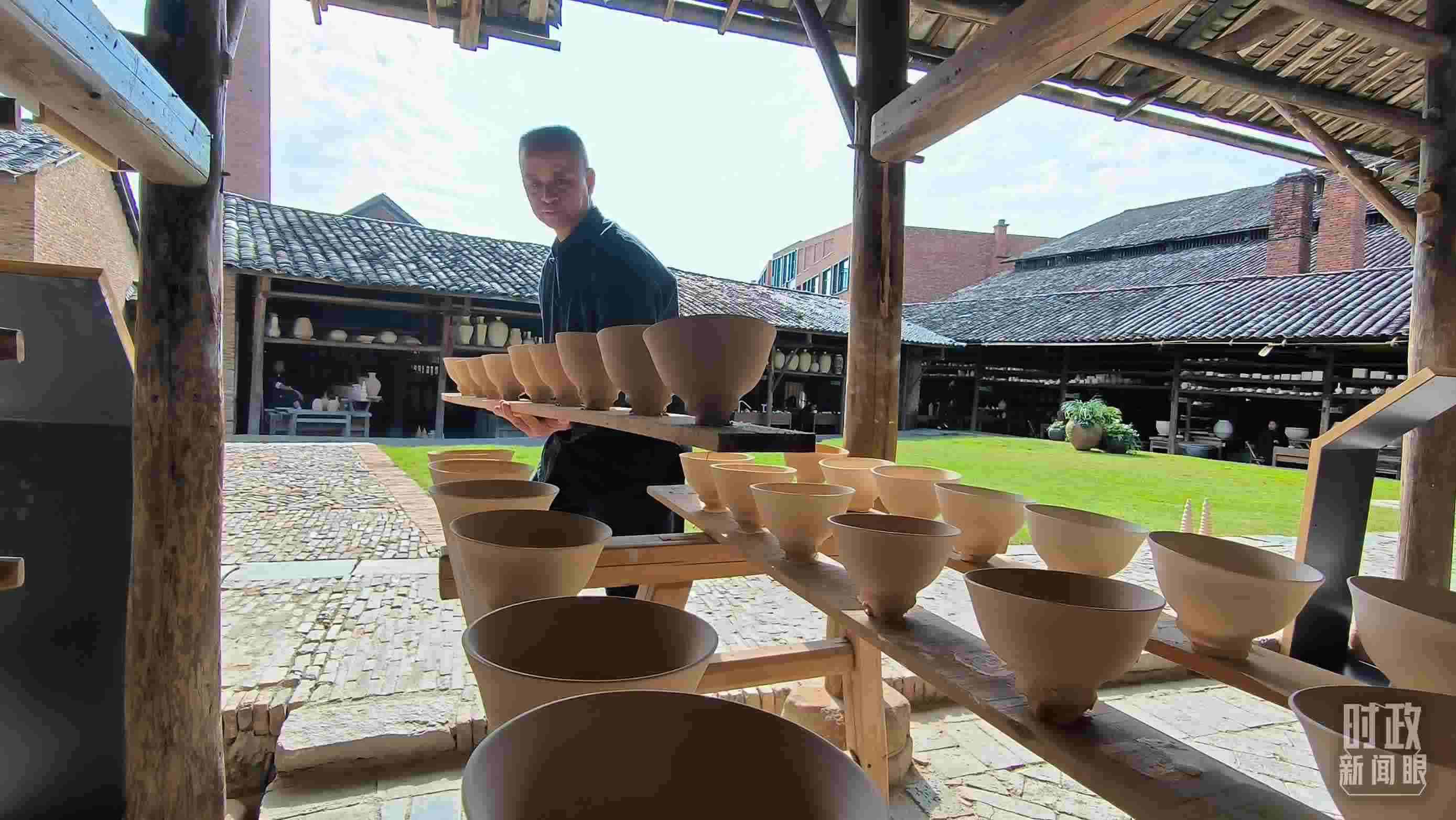 △匠人正在晾曬陶瓷制品。（總臺央視記者范凱拍攝）