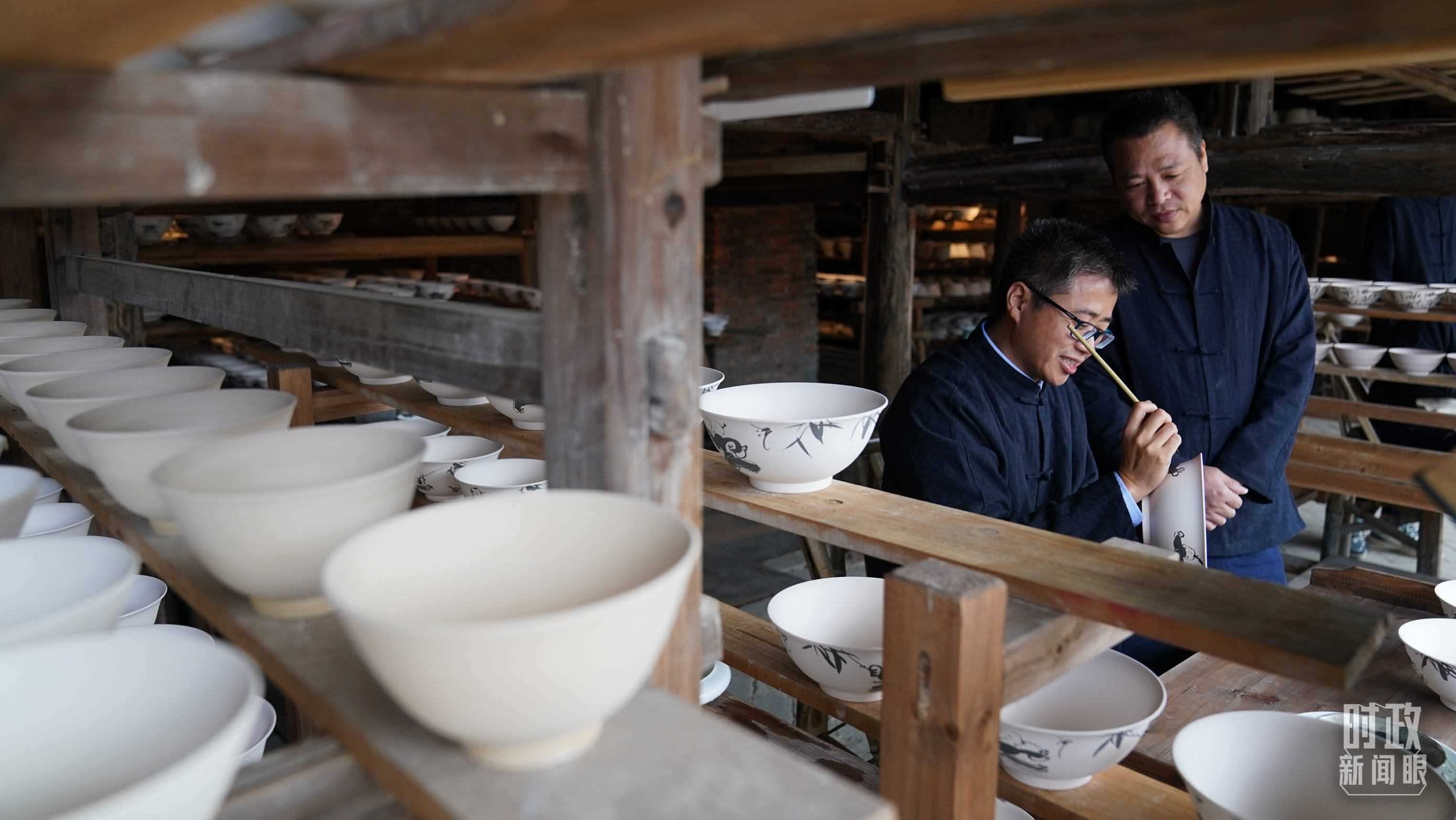 △非遺傳承人正在繪制瓷器。（總臺國廣記者李晉拍攝）