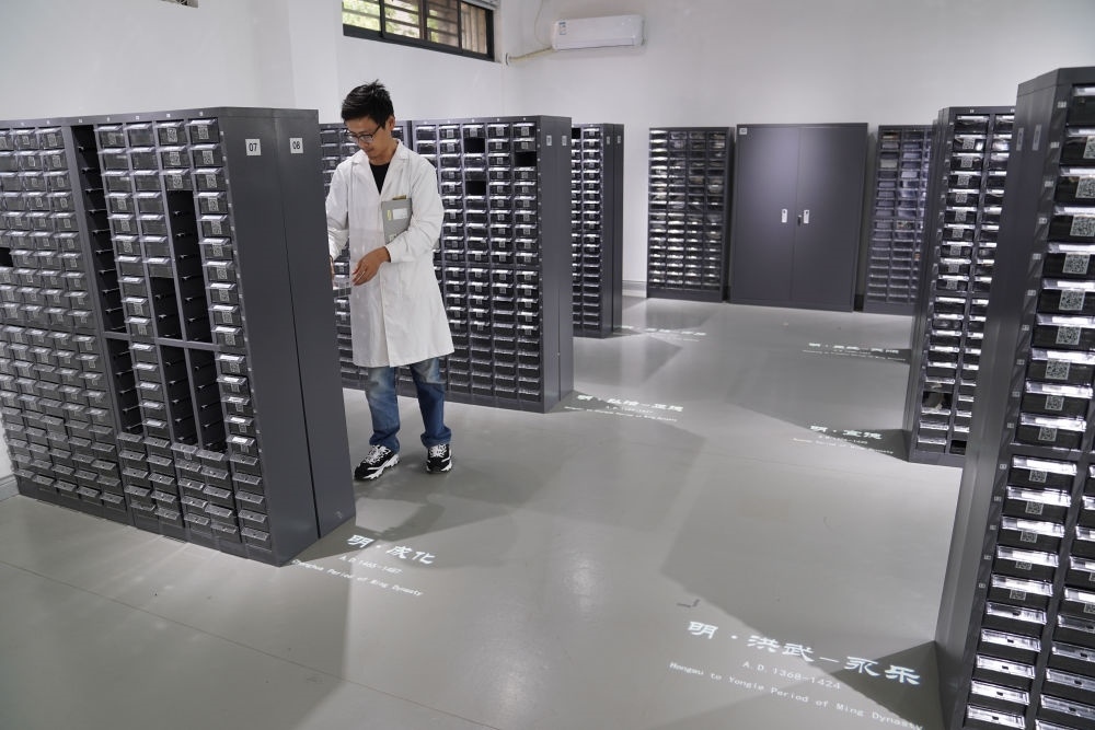 ↑工作人員在古陶瓷基因庫里工作（2023年5月16日攝）。