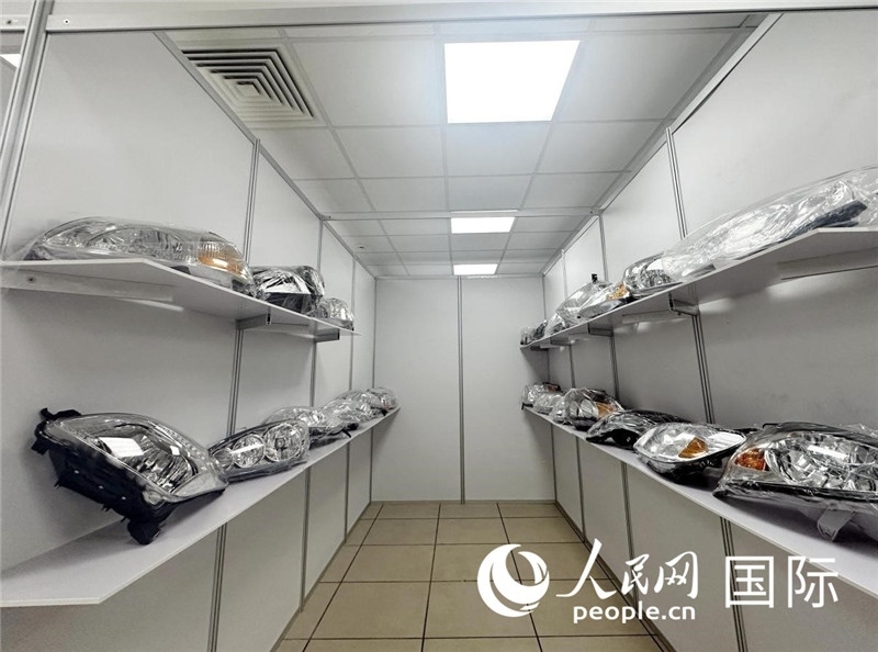 在位于莫斯科格林伍德國際貿易中心的浙江寧波優(yōu)質商品展銷中心內，展示著來自浙江寧波慈溪市的汽車配件樣品。人民網記者 申佳平攝
