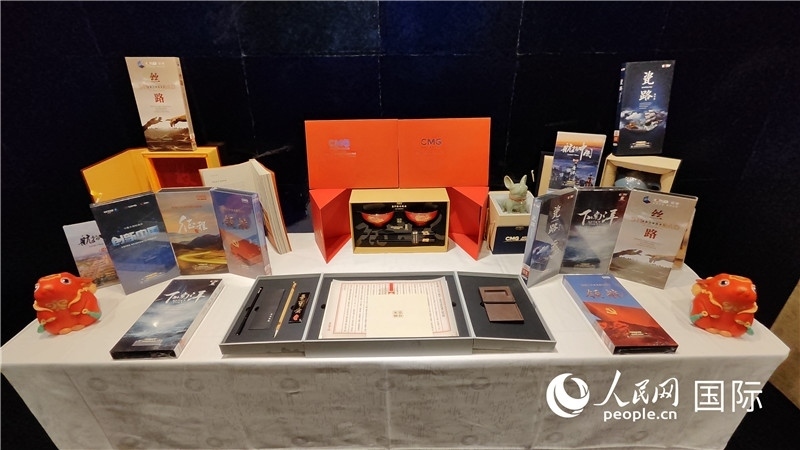 中央廣播電視總臺(tái)精品節(jié)目及文創(chuàng)產(chǎn)品展臺(tái)。人民網(wǎng) 蔣曉辰攝