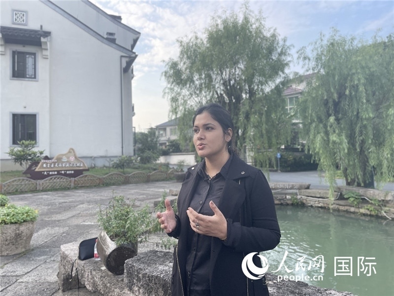 孟加拉國Channel 24電視頻道主持人伊斯拉特·阿敏在安吉接受記者采訪。人民網記者 張榮攝