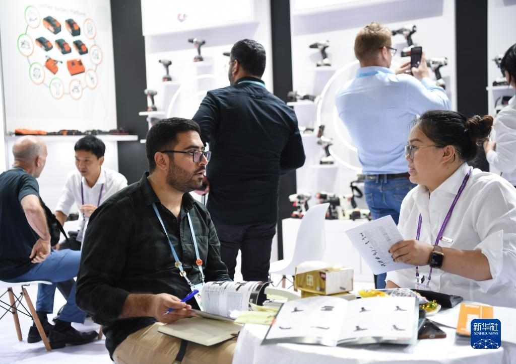 10月15日，在一家電動(dòng)工具展臺(tái)，外國(guó)采購(gòu)商在洽談業(yè)務(wù)。新華社記者 鄧華 攝