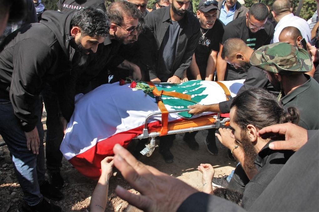 10月14日，黎巴嫩南部希亞姆鎮(zhèn)，黎巴嫩記者和民眾為在以色列轟炸中死亡的攝影記者伊薩姆·阿卜杜拉送葬。新華社發(fā)（塔希爾·阿布·哈姆丹攝）