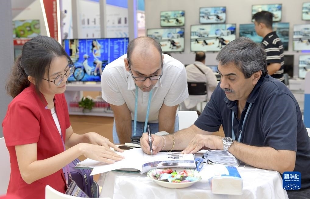 10月15日，客商在廣交會(huì)上洽談業(yè)務(wù)。新華社記者 盧漢欣 攝