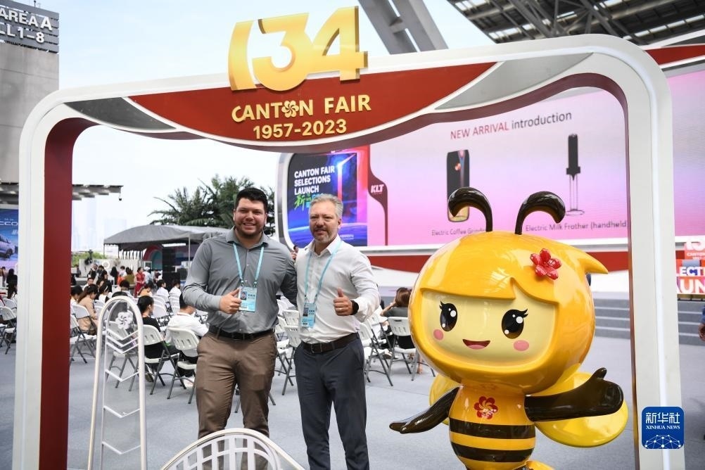 10月15日，來(lái)自巴西的采購(gòu)商在廣交會(huì)上合影。新華社記者 鄧華 攝