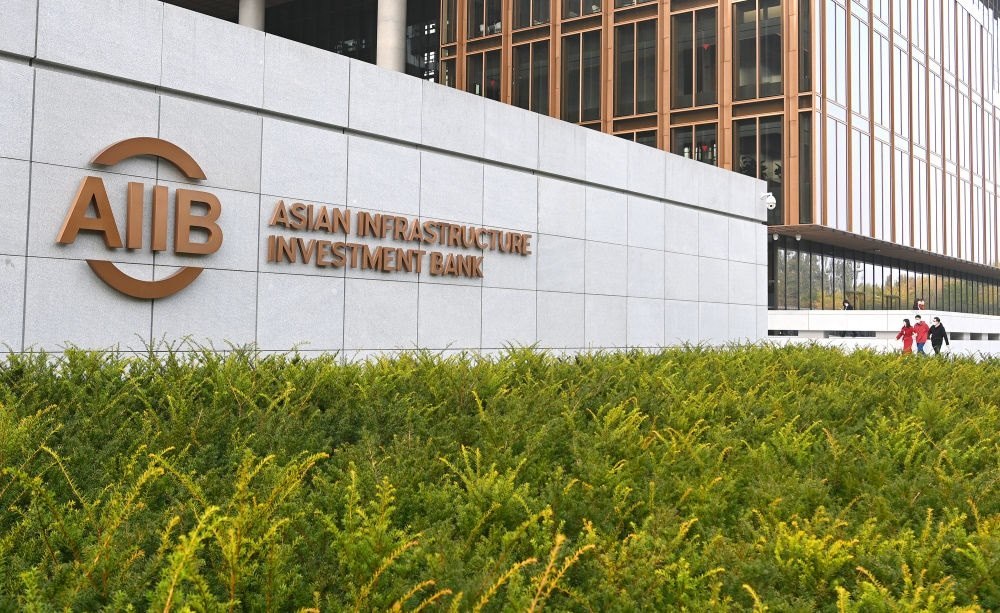 這是亞洲基礎(chǔ)設(shè)施投資銀行（亞投行）標志（2021年10月25日攝）。新華社記者 李賀 攝