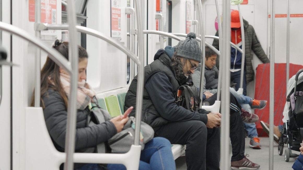 阿根廷布宜諾斯艾利斯市，乘客們乘坐A線(xiàn)地鐵從郊區(qū)前往市內(nèi)。人民網(wǎng)記者 張若涵攝