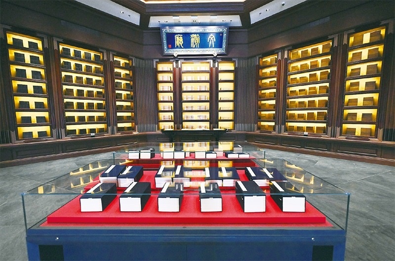 建設(shè)中國國家版本館，是以習(xí)近平同志為核心的黨中央作出的重大決策，是文明大國建設(shè)的基礎(chǔ)工程，是功在當(dāng)代、利在千秋的標(biāo)志性文化工程，充分體現(xiàn)了我們黨傳承發(fā)展中華文化的高度自覺、汲取歷史智慧更好走向未來的歷史主動。圖為2023年5月拍攝的中國國家版本館中央總館文瀚廳。 新華社發(fā)