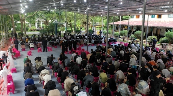 2349名電信網(wǎng)絡(luò)詐騙犯罪嫌疑人一次性移交我方。公安部供圖