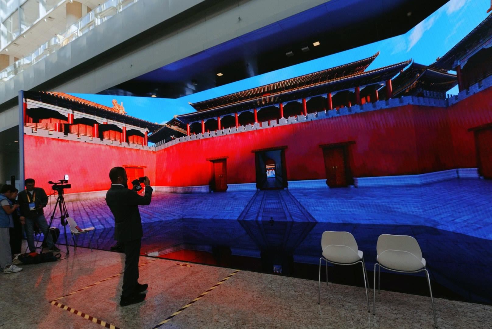 位于新聞中心的科技文化互動展示區(qū)。人民網記者 許維娜攝