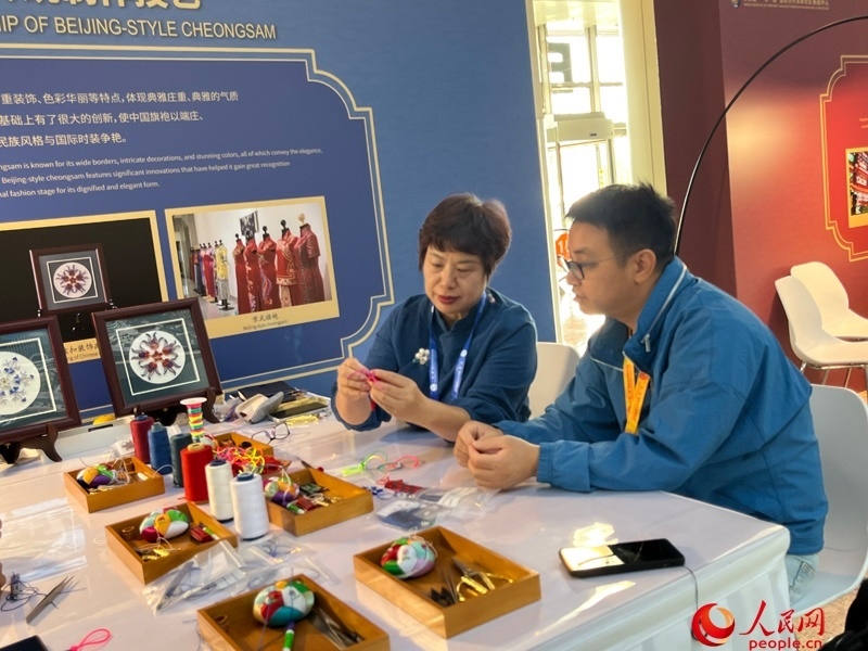 記者在新聞中心非遺傳承人展區(qū)進行體驗。人民網記者 杜燕飛攝