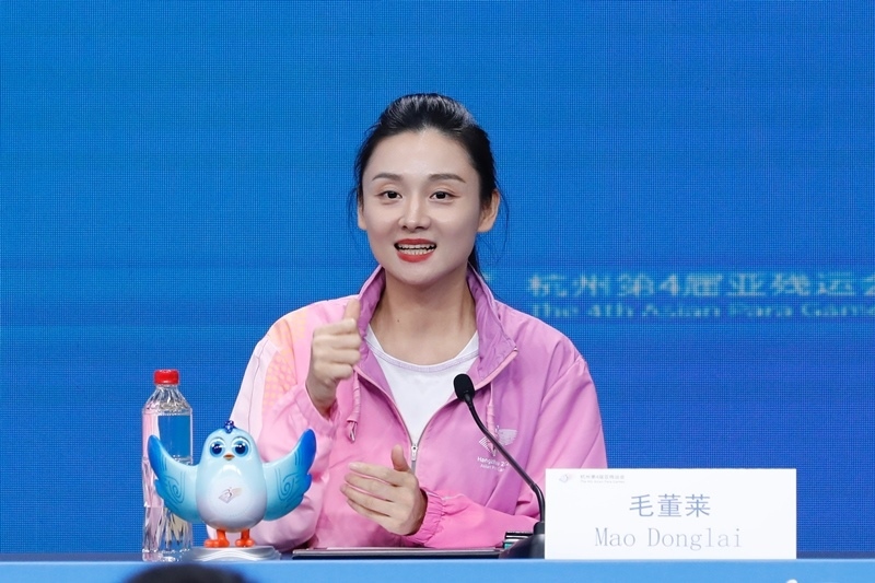 杭州市殘疾人綜合服務(wù)中心干事毛董萊介紹成為亞殘運(yùn)會火炬手的經(jīng)歷。杭州亞殘組委供圖