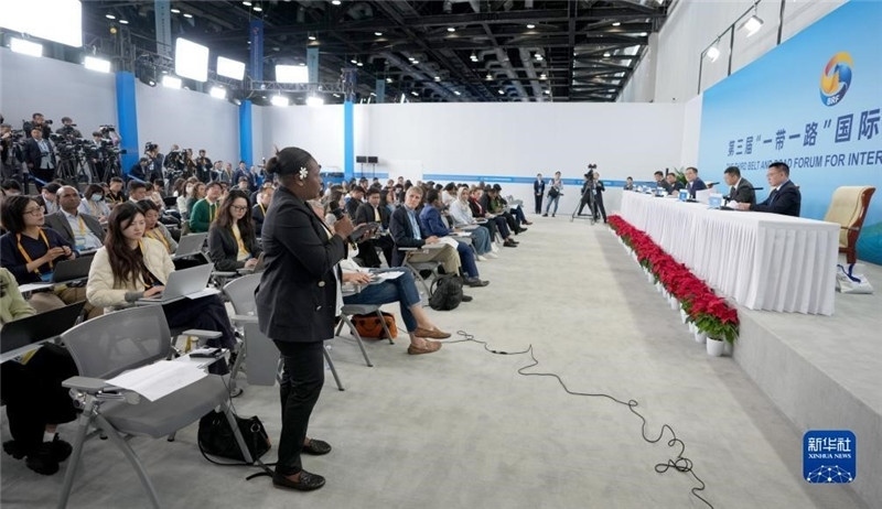 10月16日，第三屆“一帶一路”國際合作高峰論壇新聞中心在北京國家會議中心舉行首場吹風(fēng)會，邀請自然資源部國際合作司和相關(guān)單位負(fù)責(zé)人介紹有關(guān)情況，并回答記者提問。新華社記者 王毓國攝