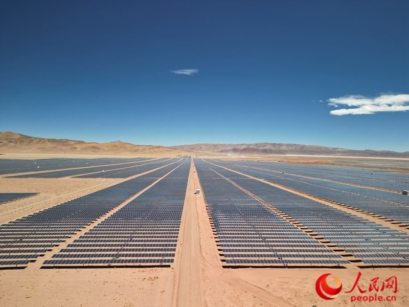 高查瑞光伏電站次第排開的光伏板（局部）。人民網(wǎng)記者 張若涵攝
