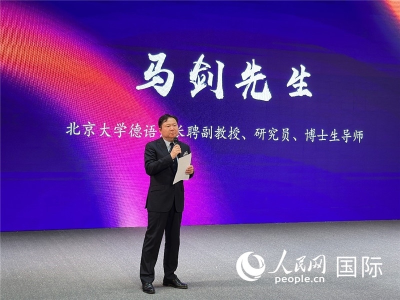 北京大學(xué)德語系長聘副教授馬劍點(diǎn)評學(xué)生表現(xiàn)。（攝影：張麗鷗）