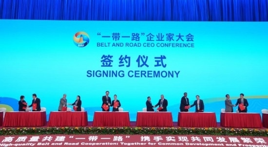 這是10月17日拍攝的簽約儀式現(xiàn)場(chǎng)。當(dāng)日，“一帶一路”企業(yè)家大會(huì)在北京召開(kāi)。（新華社記者王毓國(guó)攝）