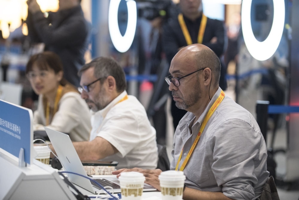 記者在“一帶一路”國際合作高峰論壇新聞中心工作（2023年10月17日攝）。