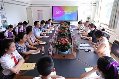 圖⑤：法治宣講結(jié)束后，重慶五中院組織召開座談會(huì)，聽取人大代表和朵力小學(xué)教師、家長(zhǎng)代表對(duì)法院未成年人保護(hù)工作的意見建議。