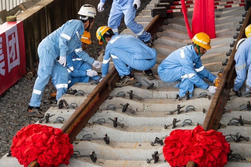 3月31日，在印度尼西亞雅加達(dá)雅萬高鐵哈利姆車站，工人鋪設(shè)雅萬高鐵全線最后一根鋼軌。