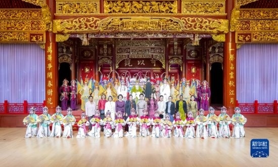  10月18日上午，國家主席習(xí)近平夫人彭麗媛邀請(qǐng)出席第三屆“一帶一路”國際合作高峰論壇的外方領(lǐng)導(dǎo)人夫人參觀中國工藝美術(shù)館（中國非物質(zhì)文化遺產(chǎn)館）。這是彭麗媛同外方領(lǐng)導(dǎo)人夫人與文藝演出演職人員合影。新華社記者 丁林 攝