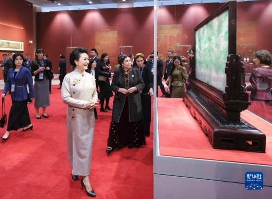  10月18日上午，國家主席習(xí)近平夫人彭麗媛邀請(qǐng)出席第三屆“一帶一路”國際合作高峰論壇的外方領(lǐng)導(dǎo)人夫人參觀中國工藝美術(shù)館（中國非物質(zhì)文化遺產(chǎn)館）。這是彭麗媛同外方領(lǐng)導(dǎo)人夫人參觀展品。新華社記者 丁林 攝