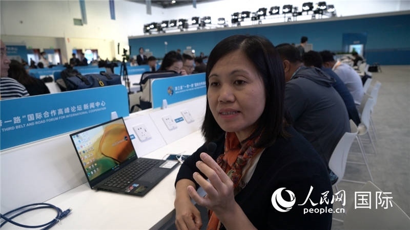 越南之聲廣播電臺(tái)記者胡鴻行（音譯，H? H?ng H?nh）與記者交談。人民網(wǎng) 楊春燕攝