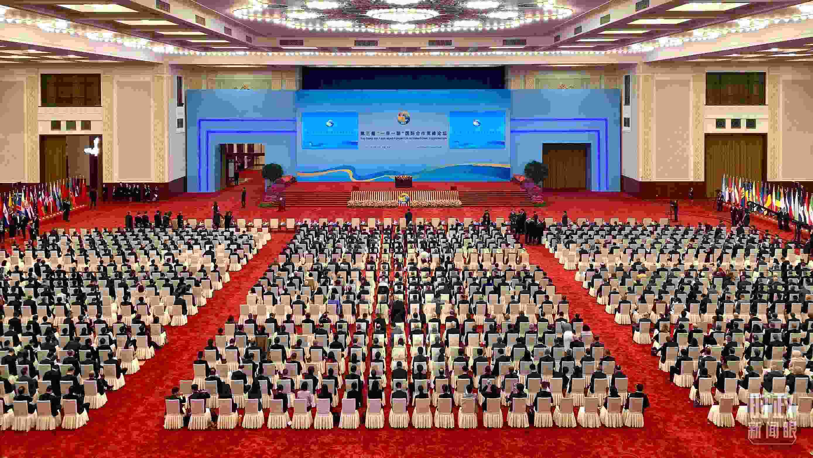 △人民大會堂宴會廳。這是開幕式之前的現(xiàn)場。（總臺央視記者李增仁拍攝）