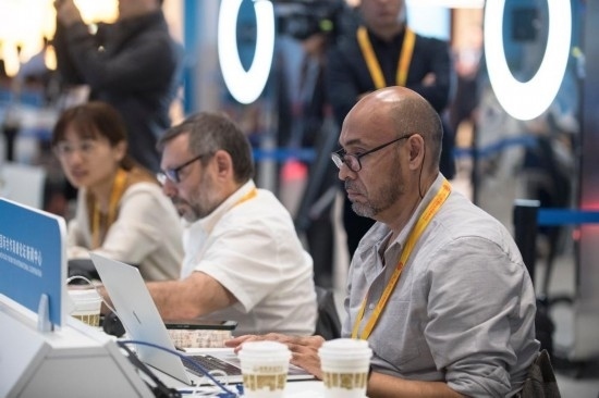 10月17日，記者在“一帶一路”國際合作高峰論壇新聞中心工作。新華社記者 張豪夫 攝