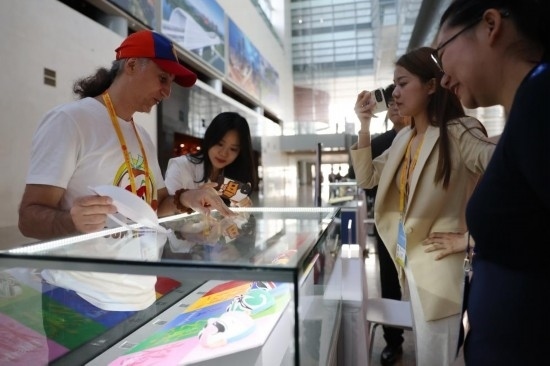 10月16日，參會記者在“一帶一路”國際合作高峰論壇新聞中心參觀展示的中國非物質(zhì)文化遺產(chǎn)展品。新華社記者 陳斌 攝