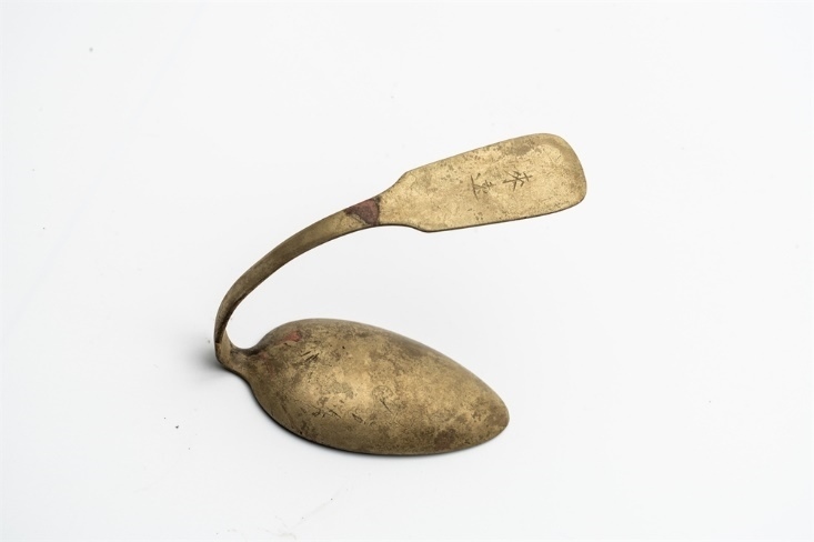 鏨刻“來遠”的湯勺。國家文物局供圖