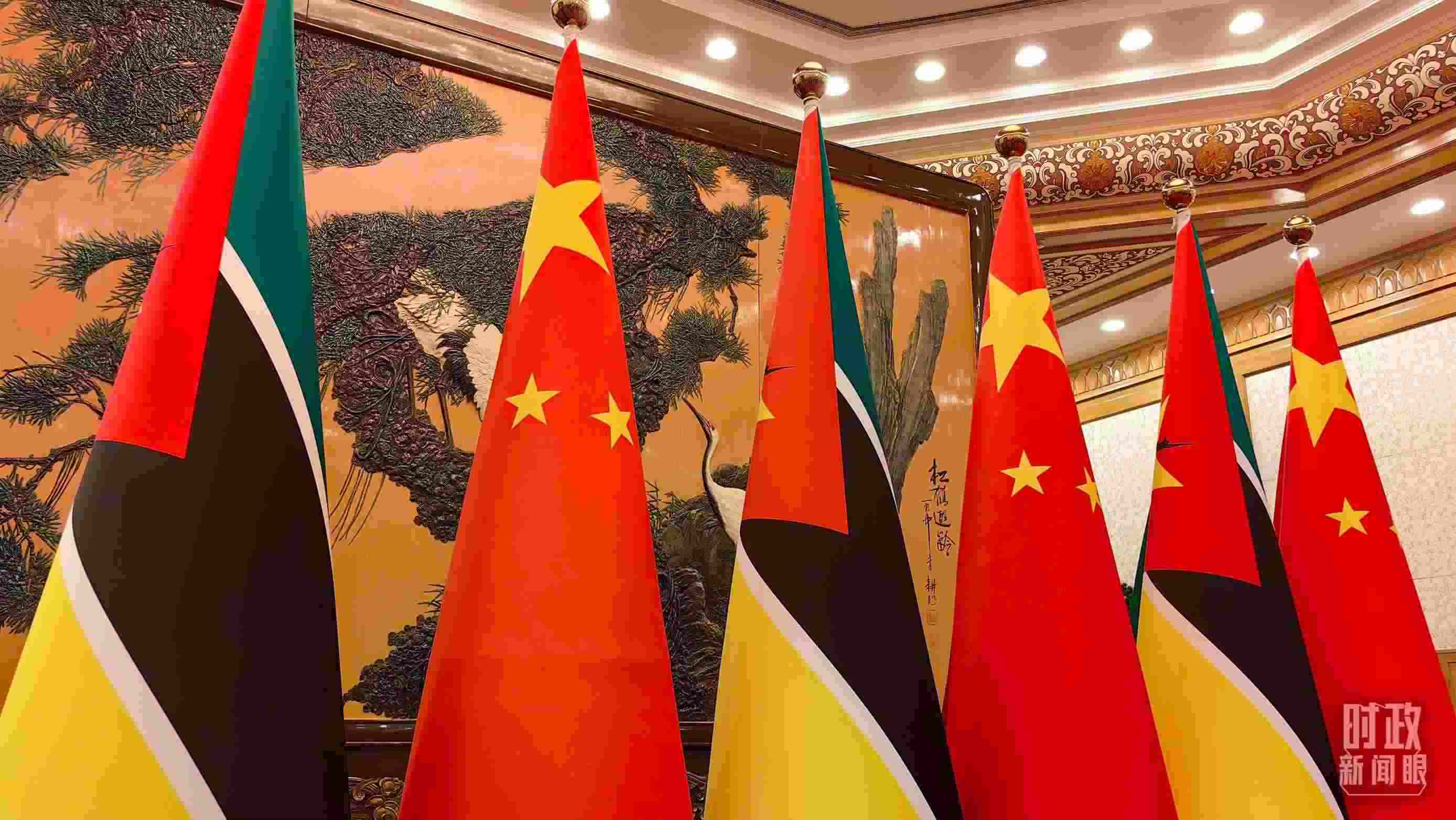 △會見現(xiàn)場，中國、莫桑比克兩國國旗。（總臺央廣記者潘毅拍攝）