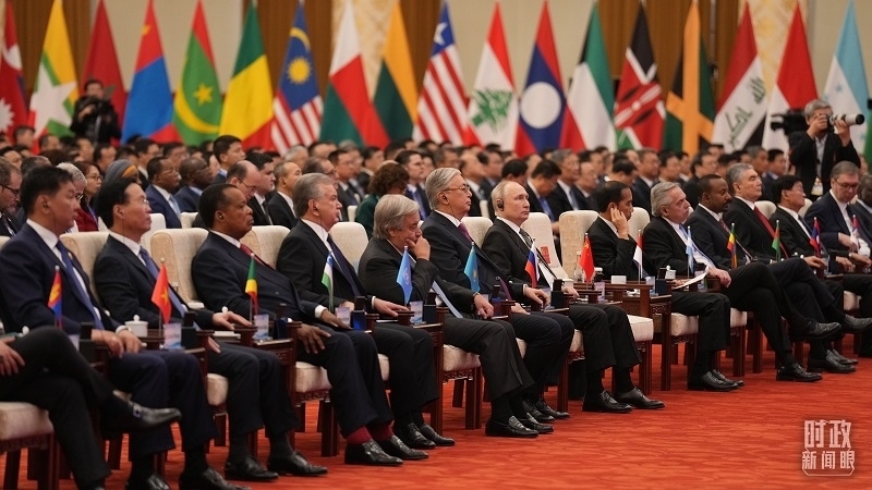 △18日上午，外方領(lǐng)導(dǎo)人在開幕式上聆聽習(xí)近平主席主旨演講。（總臺國廣記者李晉拍攝）