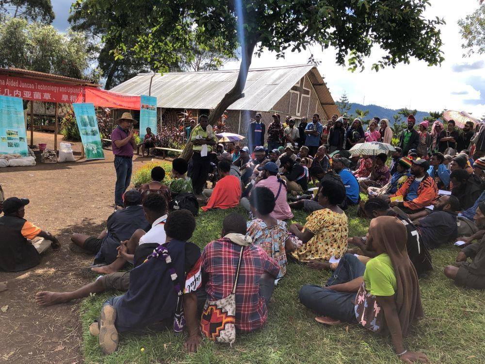 △2020年12月15日，中國(guó)專(zhuān)家在巴布亞新幾內(nèi)亞?wèn)|高地省中國(guó)援助巴新菌草和旱稻技術(shù)項(xiàng)目第9期培訓(xùn)班上授課。