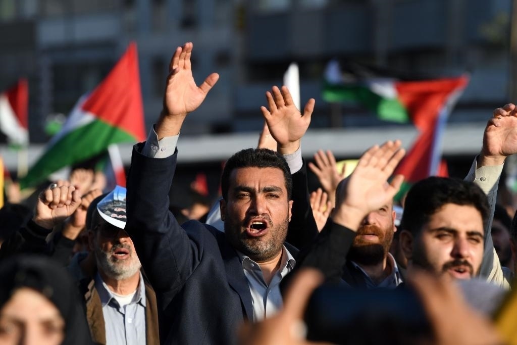 10月18日，人們在伊朗德黑蘭舉行集會。當日，突尼斯、土耳其、伊朗等多國民眾舉行集會，表達對巴勒斯坦人民的支持，并譴責針對加沙城醫(yī)院的襲擊。新華社記者 沙達提 攝