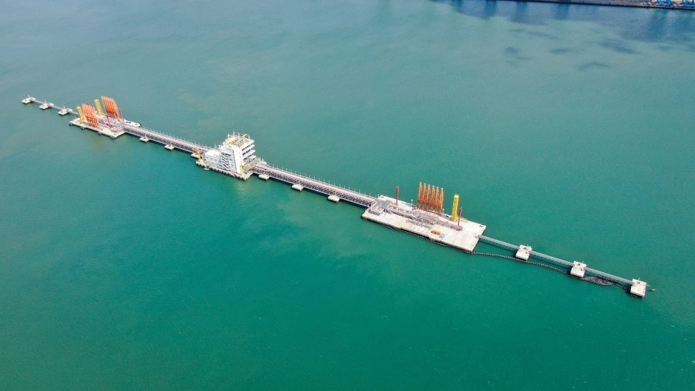 這是肯尼亞蒙巴薩油碼頭（2023年9月20日攝，無(wú)人機(jī)照片）。新華社發(fā)（中國(guó)交通建設(shè)股份有限公司肯尼亞蒙巴薩新建油碼頭項(xiàng)目部供圖）