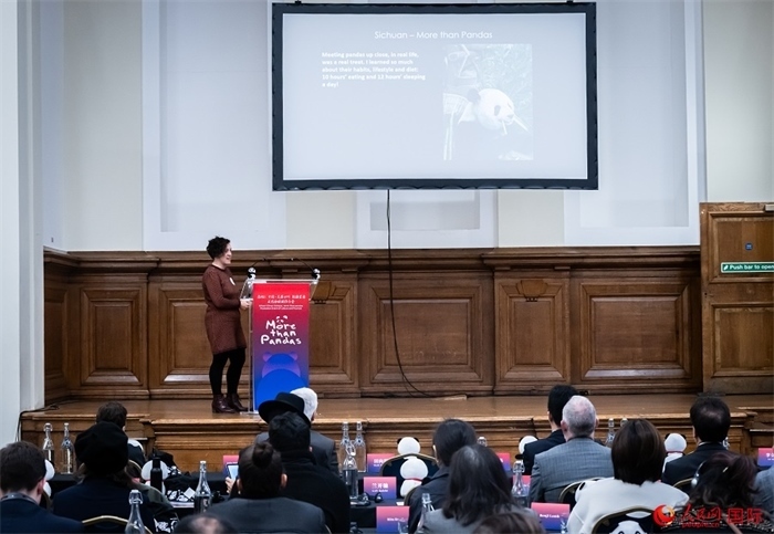 英國旅游達人瑪麗亞·拉莫爾作來川游歷主題分享。人民網(wǎng) 郭錦標攝