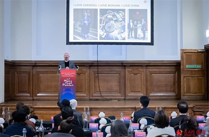 英國群英創(chuàng)意全球首席執(zhí)行官杰米·撒杰特在現(xiàn)場發(fā)言，分享如何進一步提升四川旅游的國際影響力、吸引更多的英國游客。人民網(wǎng) 郭錦標攝