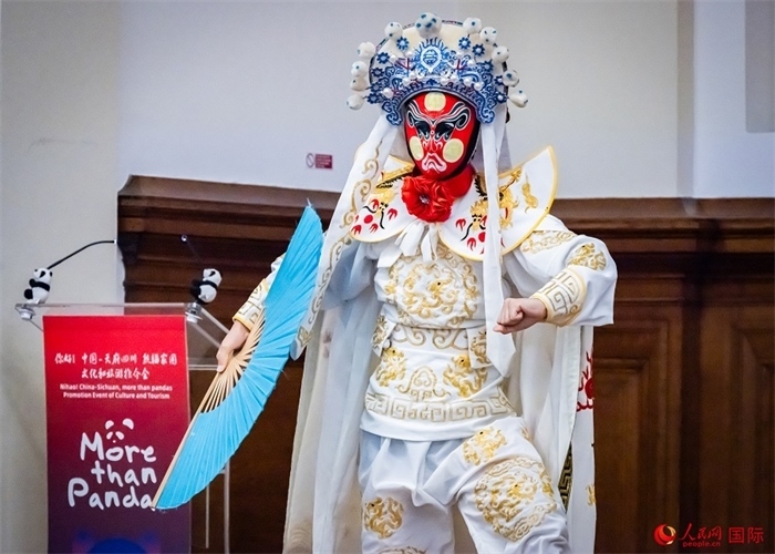 川劇絕活變臉表演。人民網(wǎng) 郭錦標攝