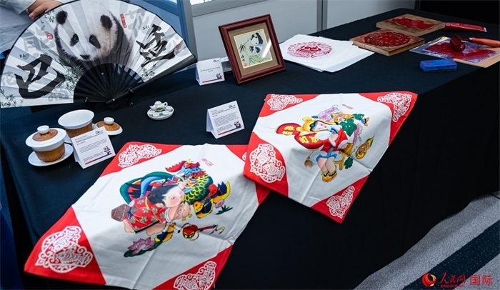 活動現(xiàn)場的現(xiàn)場文創(chuàng)展、互動體驗區(qū)、非遺區(qū)展示。人民網(wǎng) 郭錦標攝