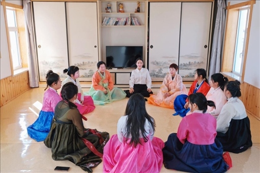 2023年6月，楊麗娜（后中）對擔(dān)任民宿管家的光東村村民們進(jìn)行標(biāo)準(zhǔn)化培訓(xùn)。（新華社記者金津秀攝）