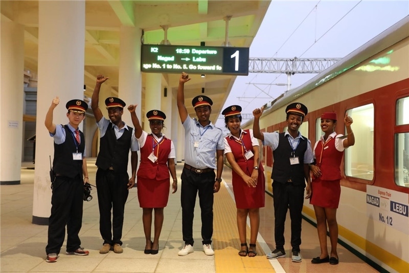 中埃員工組成的亞吉鐵路運(yùn)營(yíng)團(tuán)隊(duì)。 中國(guó)土木工程集團(tuán)有限公司供圖