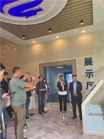 （在文瀾智谷中試產(chǎn)業(yè)基地，中外記者深入了解科技轉(zhuǎn)化情況 趙橙涔攝）