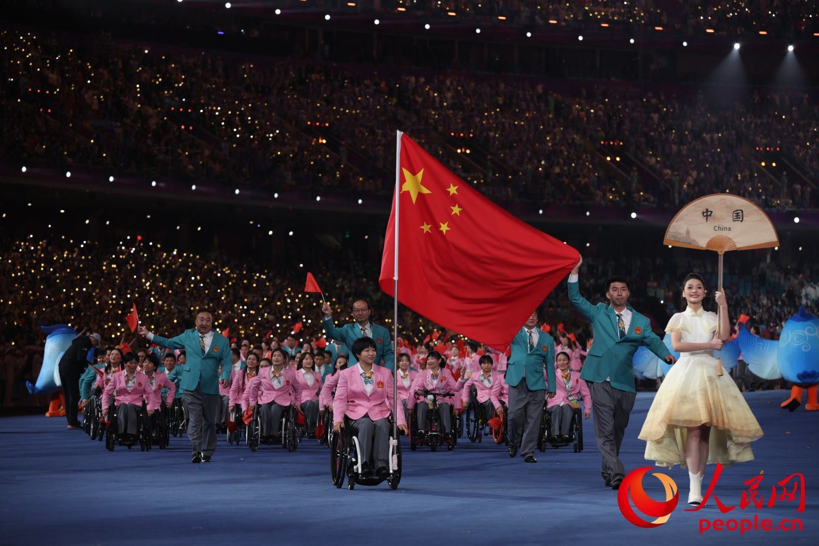 開幕式上，中國(guó)體育代表團(tuán)入場(chǎng)。人民網(wǎng) 周靜圓攝